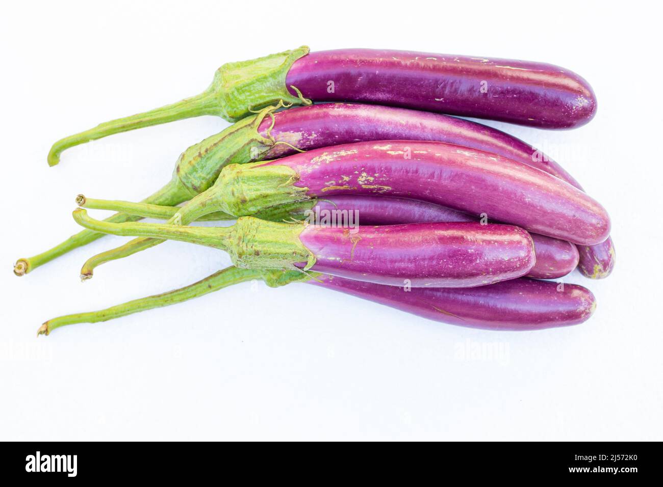 Melongena giapponese (Solanum melongena) isolato su sfondo bianco Foto Stock