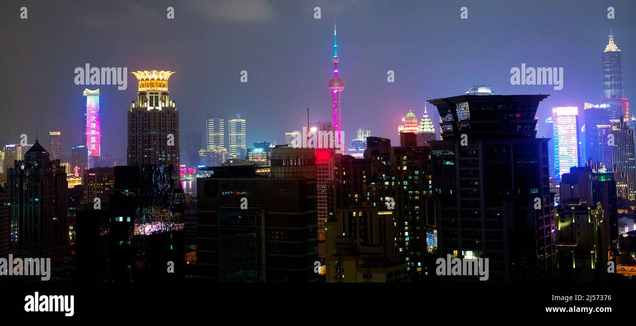 Lo skyline moderno della città di Shanghai visto da un grattacielo di notte Foto Stock