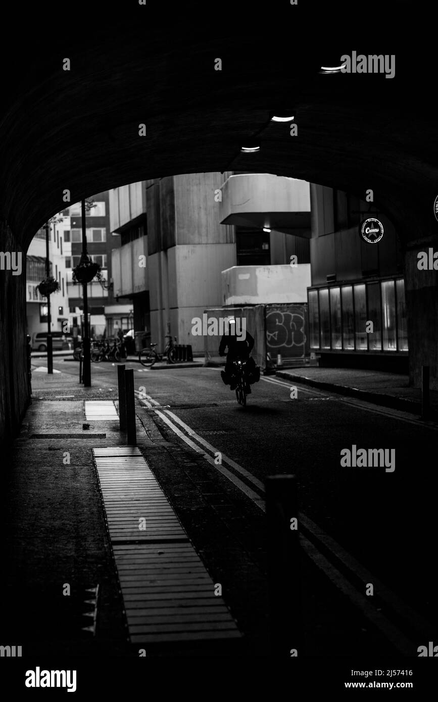 Londra lungo il Tamigi e City of London Skyline Foto Stock