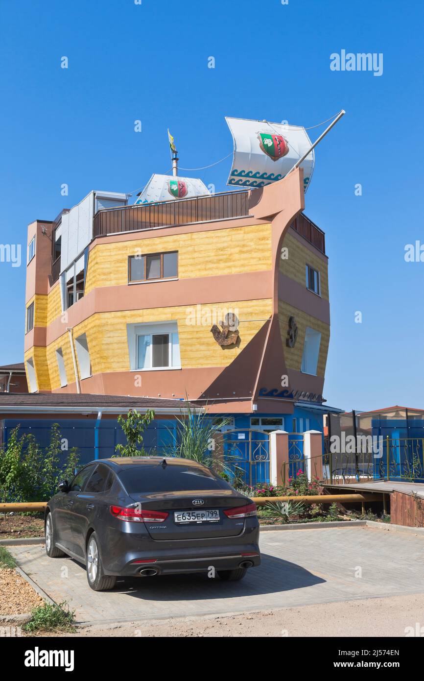 Zaozernoe, Evpatoria, Saksky District, Crimea, Russia - 25 luglio 2021: Pensione Karavella in via Olimpiyskaya nel villaggio turistico di Zaozernoy Foto Stock