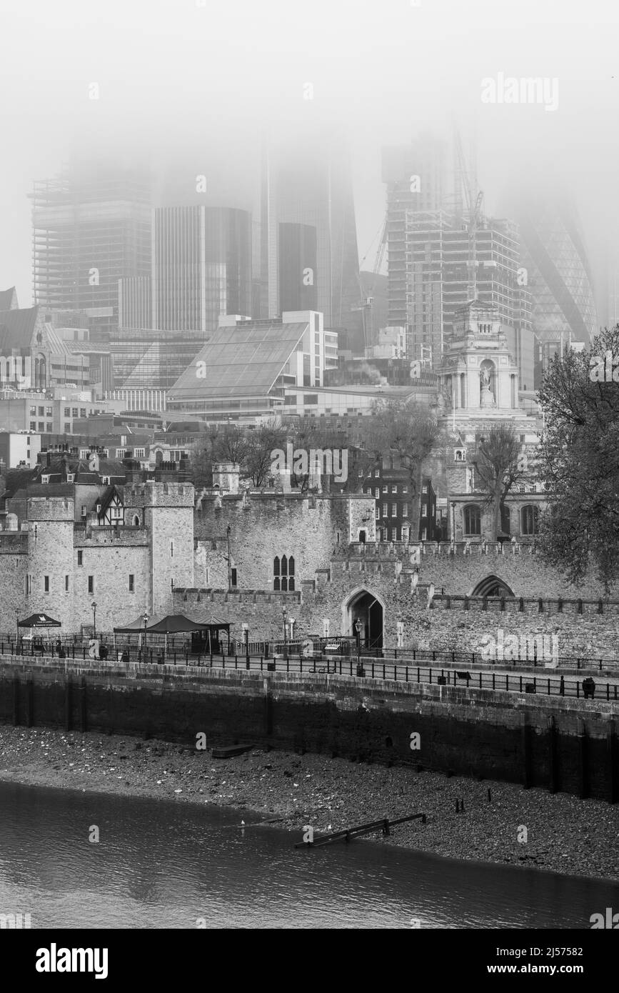 Londra lungo il Tamigi e City of London Skyline Foto Stock