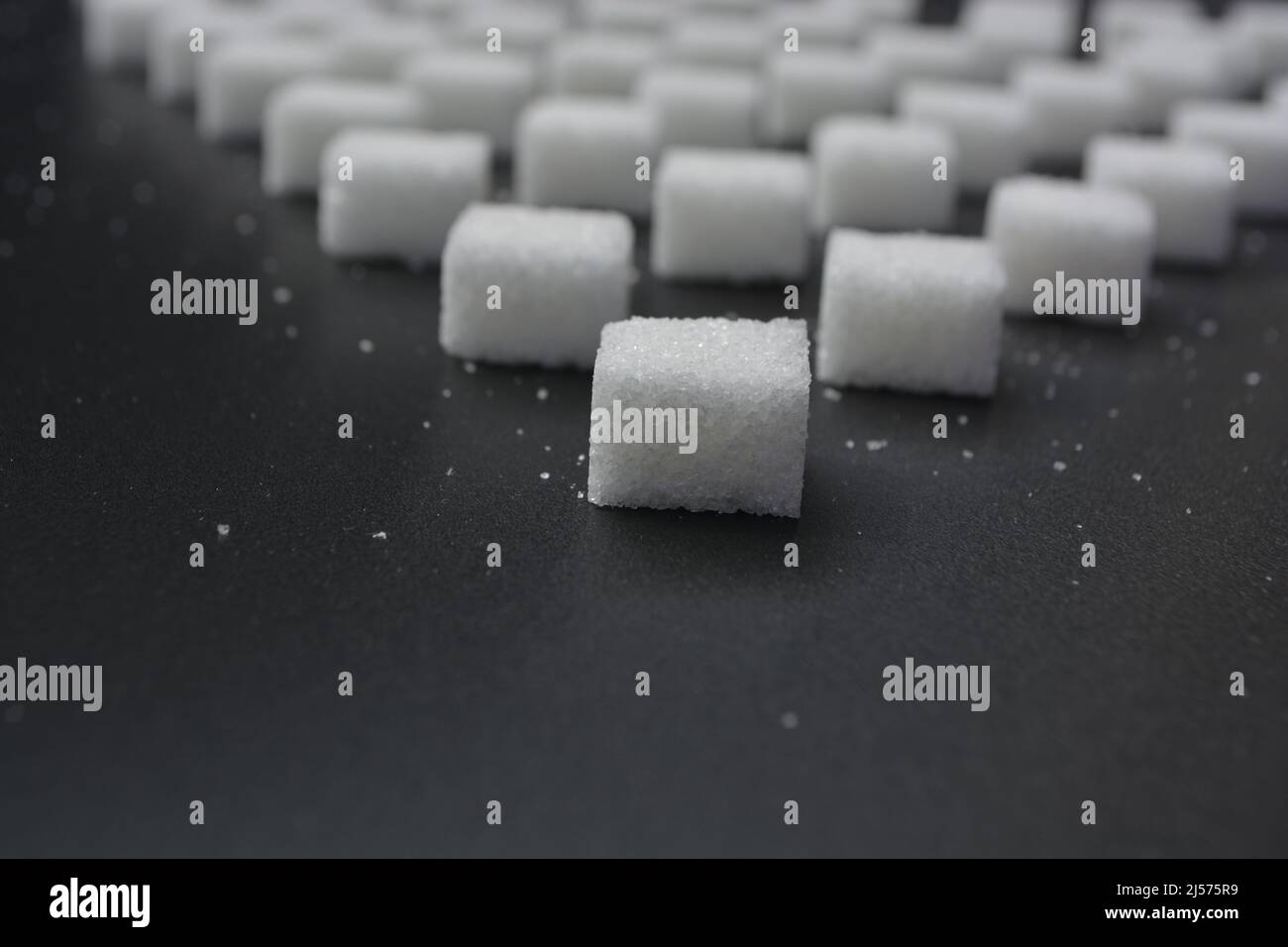 Motivo a cubetti di zucchero su sfondo grigio lucido. Stile astratto e minimalista. Foto Stock