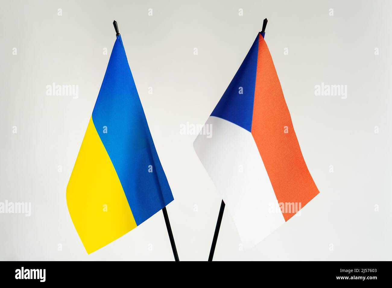 Bandiere di Stato di Ucraina e Repubblica Ceca su sfondo bianco. Concetto di cooperazione nei conflitti di guerra Foto Stock
