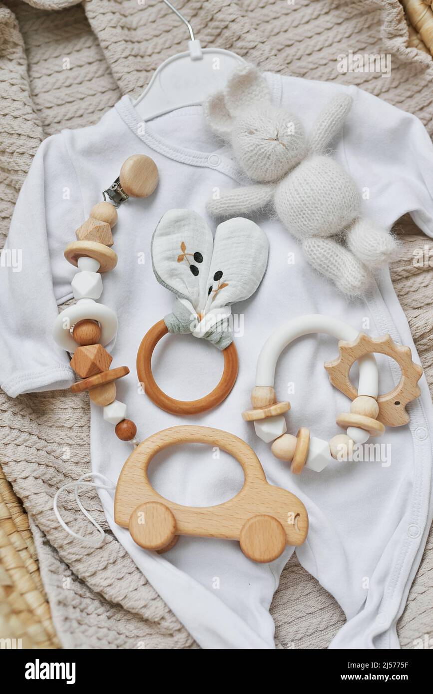 Giocattoli in legno, battiti, massaggiagengive, porta capezzoli. Sviluppo  del bambino, abilità fini del motore. Prodotti e accessori per bambini e  neonati. Abbigliamento per bambini. Desiderio Foto stock - Alamy