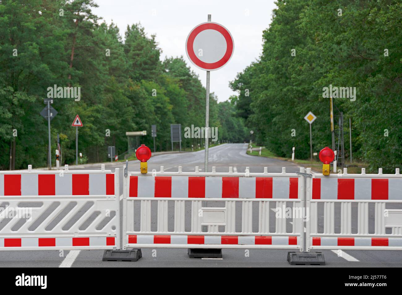 Chiusura completa con segnaletica per lavori di costruzione Foto Stock