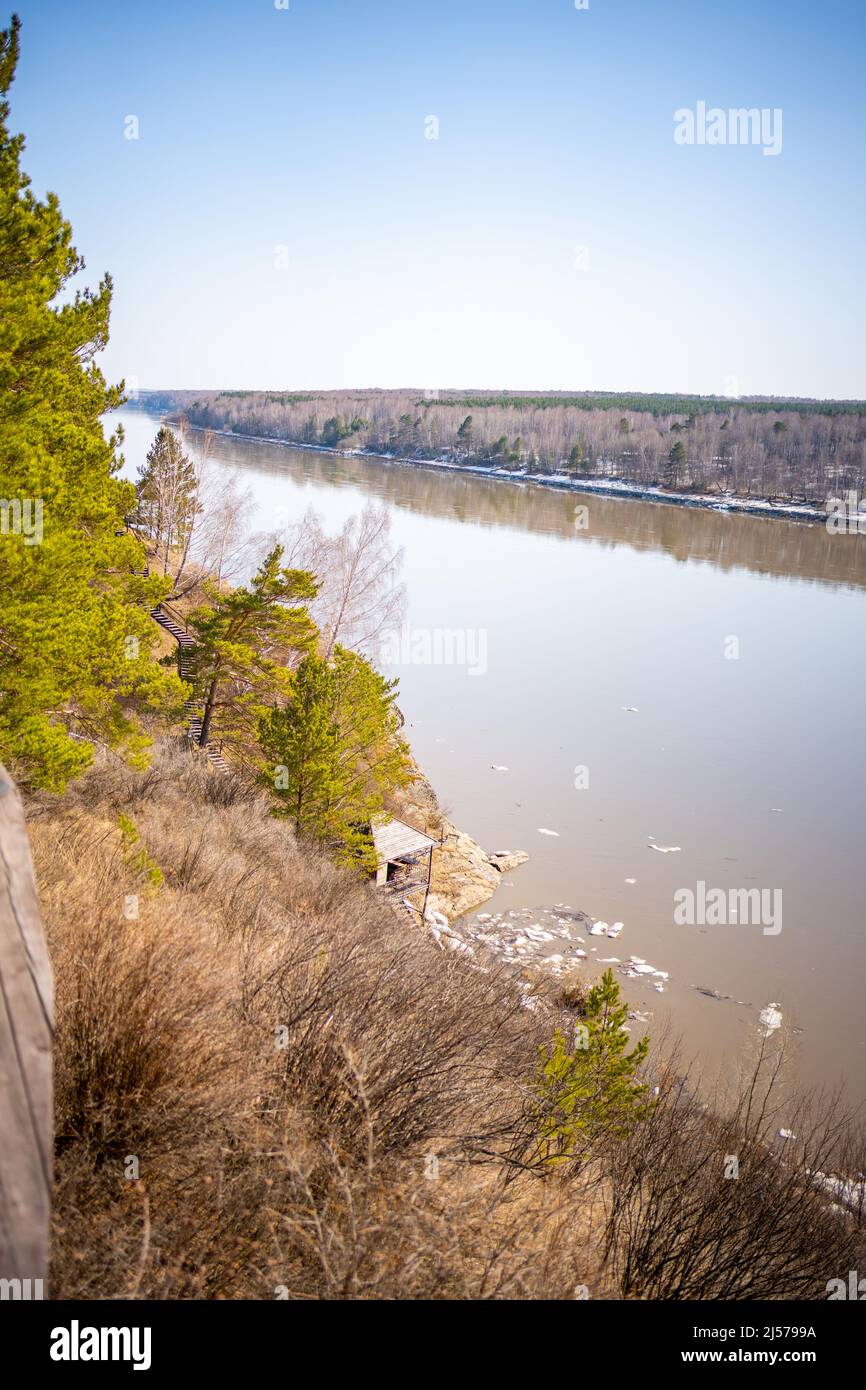 Vista dalla riva del museo all'aperto Tomsk pisanitsa situato a nord-ovest di Kemerovo sulla riva destra del fiume Tom nella Siberia Occidentale, Russia. Foto Stock