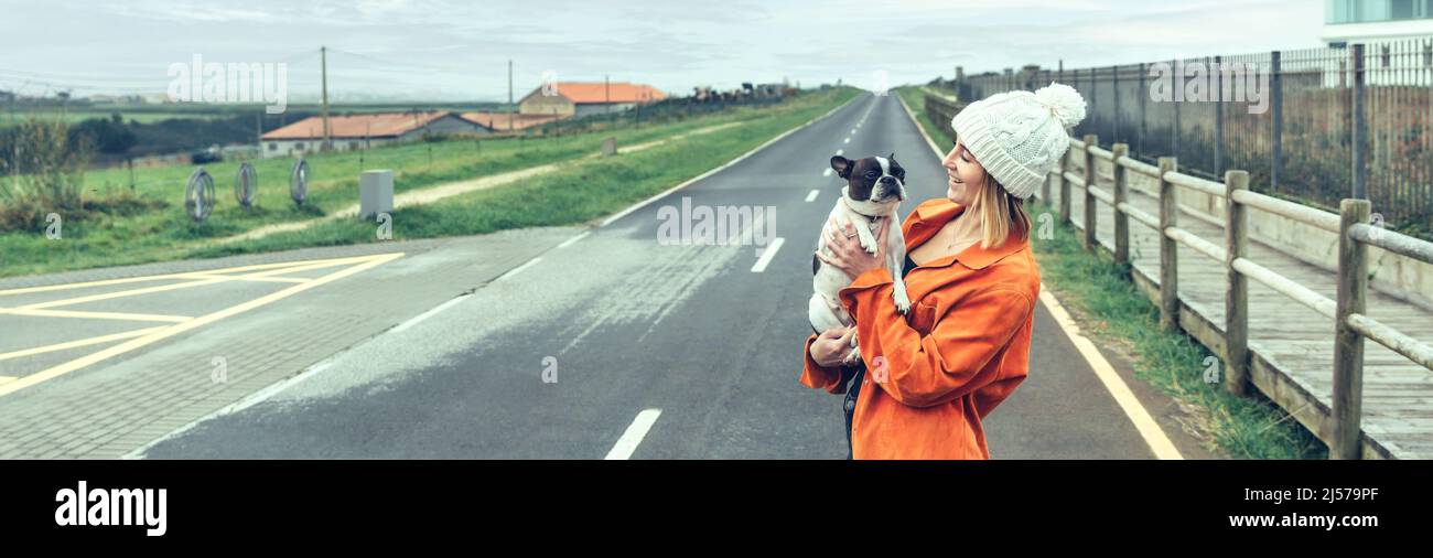 Vista dall'interno camper furgone di donna con il suo cane Foto Stock