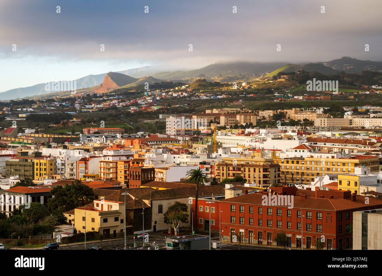 Vista dal Mirador de San Roque appena fuori dalla città di San Cristóbal de la Laguna nella provenza di Santa Cruz, nel nord delle Isole Canarie di Tenerife Foto Stock