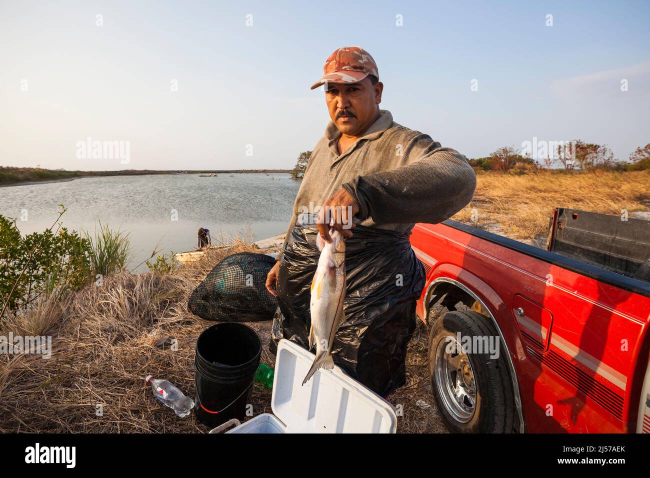 Un pescatore con il suo pescato in una mattina presto a Punta Chame, costa del Pacifico, provincia di Panama, Repubblica di Panama, America Centrale. Foto Stock