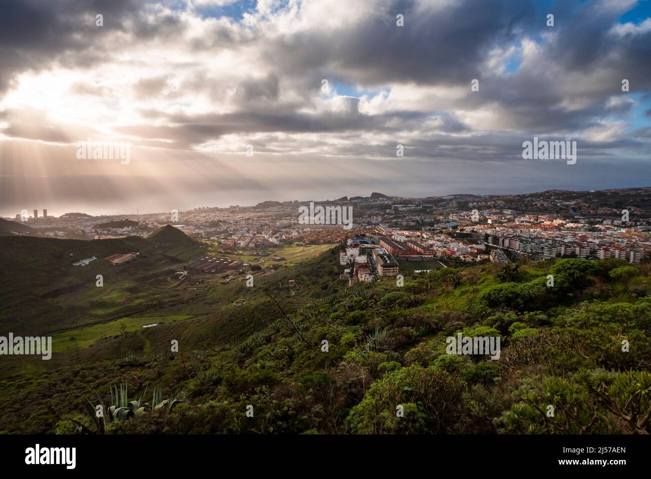 Vista dal Mirador de San Roque appena fuori dalla città di San Cristóbal de la Laguna nella provenza di Santa Cruz, nel nord delle Isole Canarie di Tenerife Foto Stock