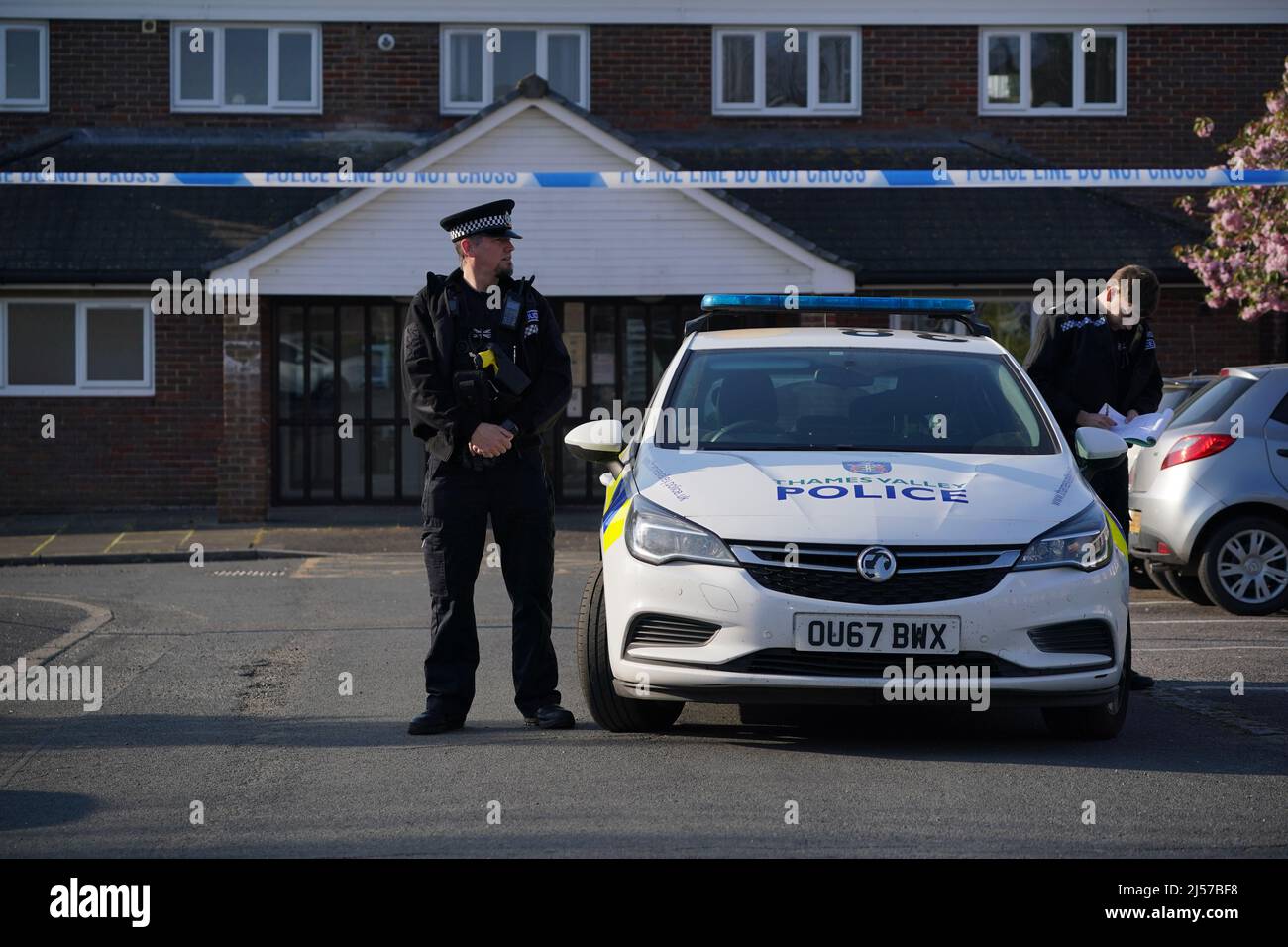 Poliziotti fuori Orchard House a Spring Gardens, Bourne End, dove un'indagine sugli omicidi è stata lanciata dopo che tre persone sono state trovate morte in un "attacco mirato" in una casa nel villaggio del Buckinghamshire. La polizia della valle del Tamigi ha detto che gli ufficiali sono stati chiamati alle segnalazioni di un disturbo in una proprietà in giardini di primavera, intorno alle 9,55pm di martedì e ha trovato i corpi di un uomo e di una donna nel loro 60s e di un uomo nel suo 50s. Data foto: Giovedì 21 aprile 2022. Foto Stock