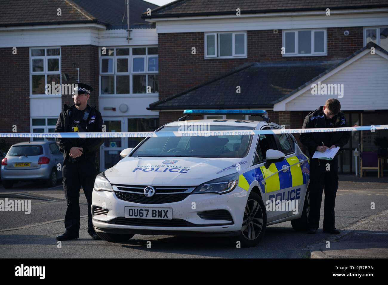 Poliziotti fuori Orchard House a Spring Gardens, Bourne End, dove un'indagine sugli omicidi è stata lanciata dopo che tre persone sono state trovate morte in un "attacco mirato" in una casa nel villaggio del Buckinghamshire. La polizia della valle del Tamigi ha detto che gli ufficiali sono stati chiamati alle segnalazioni di un disturbo in una proprietà in giardini di primavera, intorno alle 9,55pm di martedì e ha trovato i corpi di un uomo e di una donna nel loro 60s e di un uomo nel suo 50s. Data foto: Giovedì 21 aprile 2022. Foto Stock