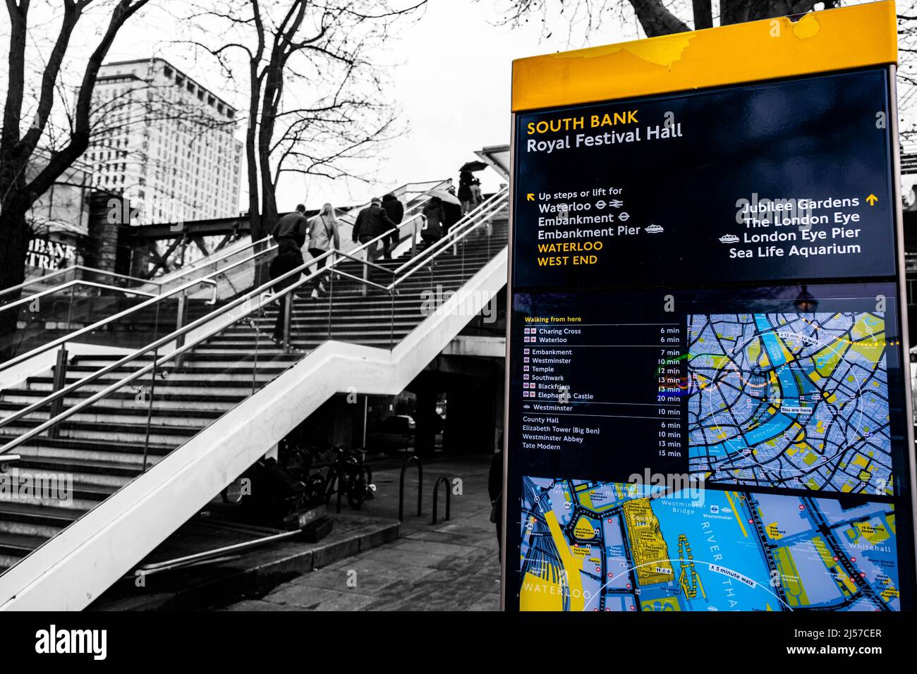 Queens Walk Southwark London UK, gennaio 02 2022, Mappa del percorso pedonale su Queens Walk South Bank con People Climbing Scale Foto Stock
