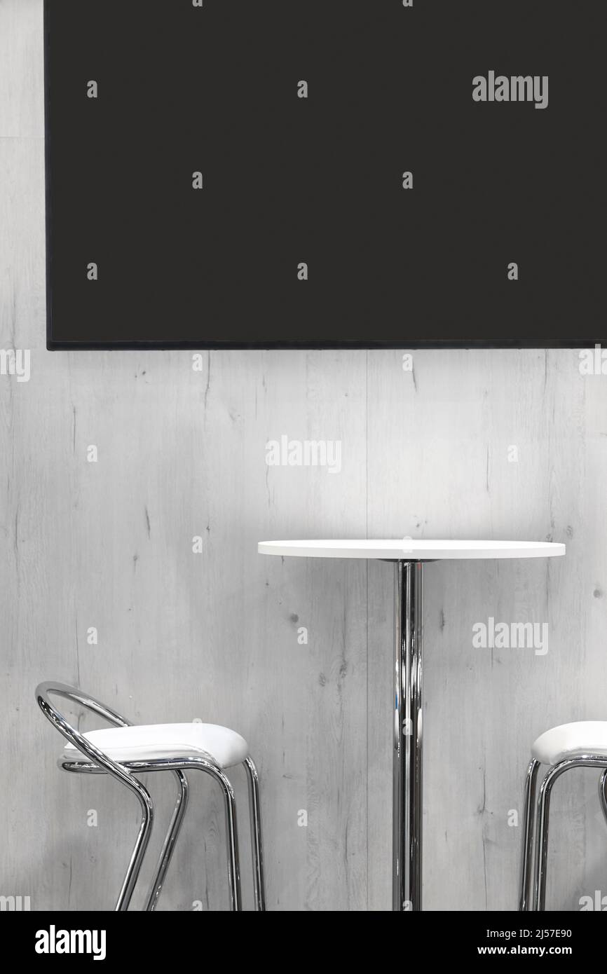 TV su una parete di legno. Set tv con decorazioni interne Foto Stock