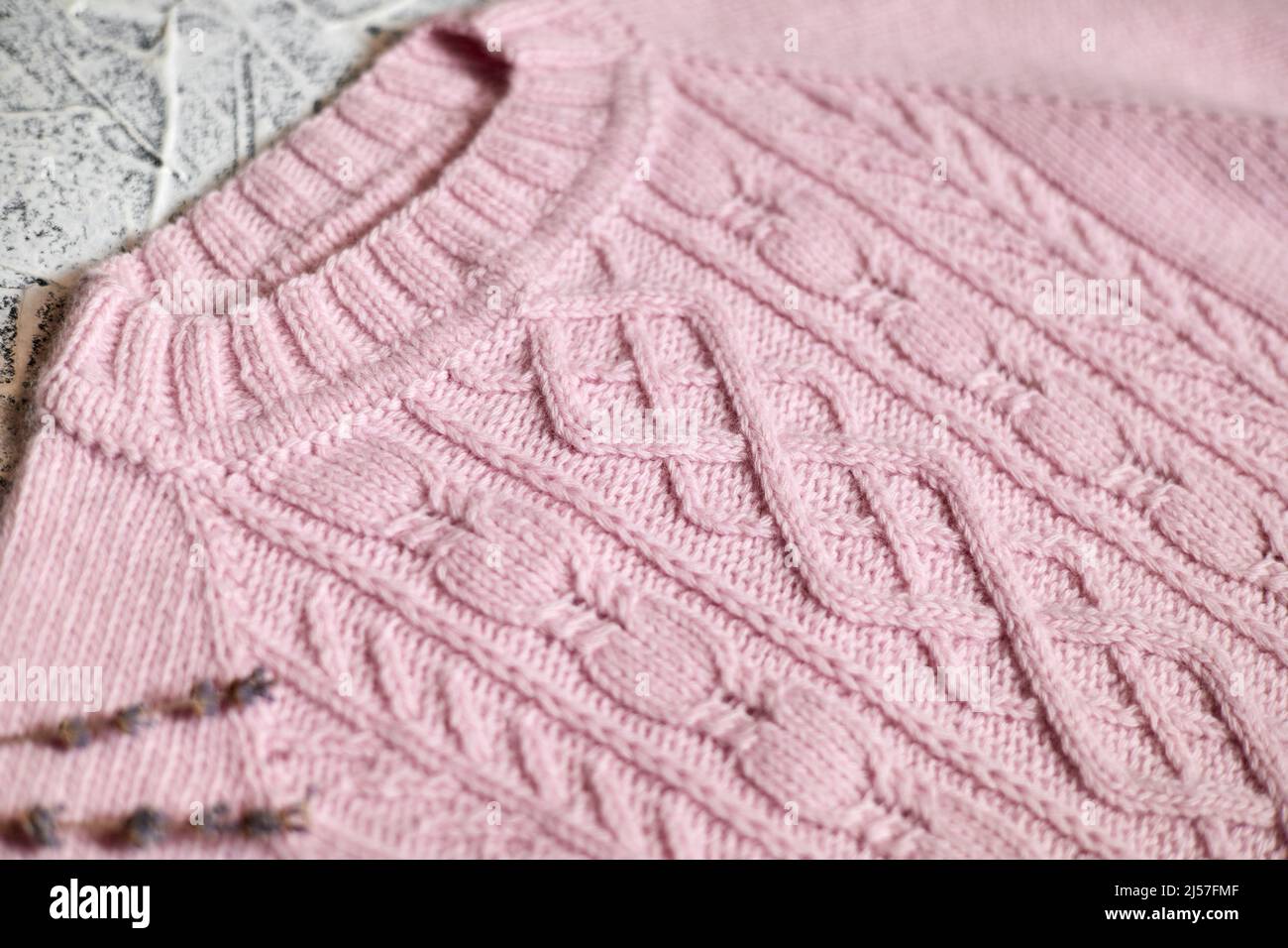 Maglione da donna rosa lavorato a maglia con motivi Foto Stock