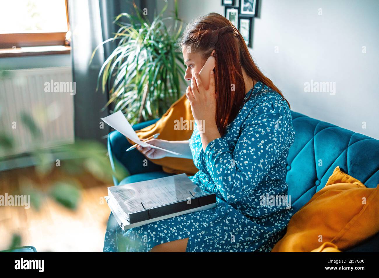 Ritratto di attraente donna d'affari di successo che lavora a casa ufficio da portatile. Freelance Foto Stock