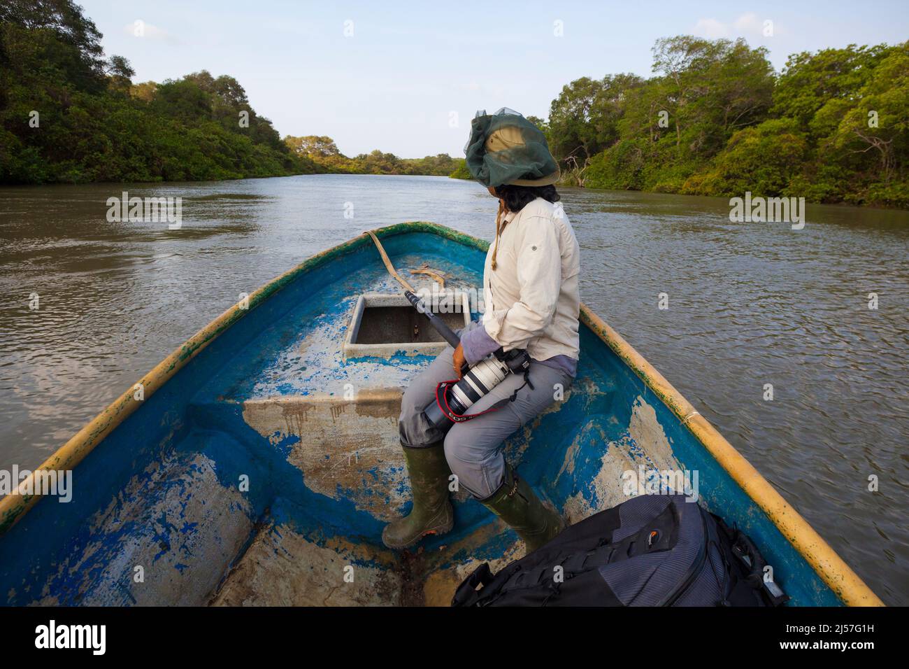 Il fotografo all'aperto Zizza Gordon sta esplorando Rio Grande in barca, provincia di Cocle, Repubblica di Panama, America Centrale. Foto Stock