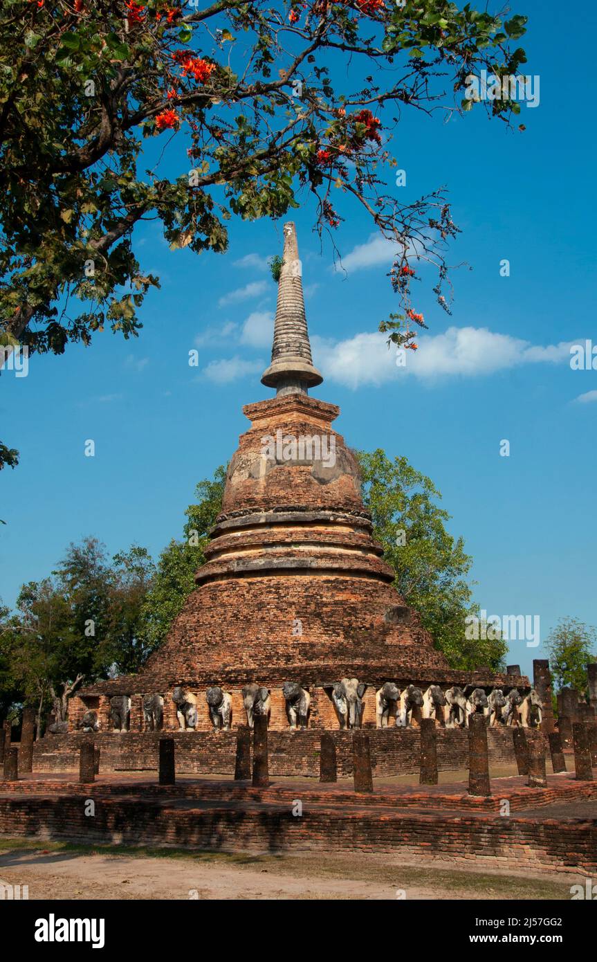 Thailandia: Wat Chang Lom, Parco storico di Sukhothai, Old Sukhothai. Sukhothai, che letteralmente significa 'Dawn of Happiness', era la capitale del regno di Sukhothai ed è stata fondata nel 1238. Fu la capitale dell'Impero Tailandese per circa 140 anni. Foto Stock