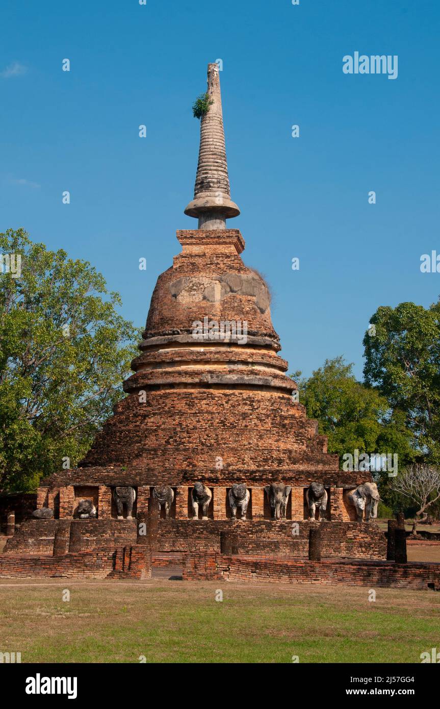 Thailandia: Wat Chang Lom, Parco storico di Sukhothai, Old Sukhothai. Sukhothai, che letteralmente significa 'Dawn of Happiness', era la capitale del regno di Sukhothai ed è stata fondata nel 1238. Fu la capitale dell'Impero Tailandese per circa 140 anni. Foto Stock