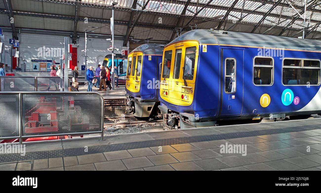 STAZIONE DI LIME STREET. LIVERPOOL. INGHILTERRA. 04-05-19. Un orario di partenza dai treni Northern Rail e TP Express. Foto Stock