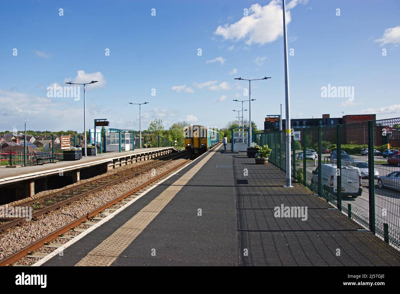 NESTON.WIRRAL. INGHILTERRA. 04-05-19 trasporto per il Galles treno 150260 avvicinarsi alle strutture di base della stazione con il servizio 16,10 Bidston. Foto Stock
