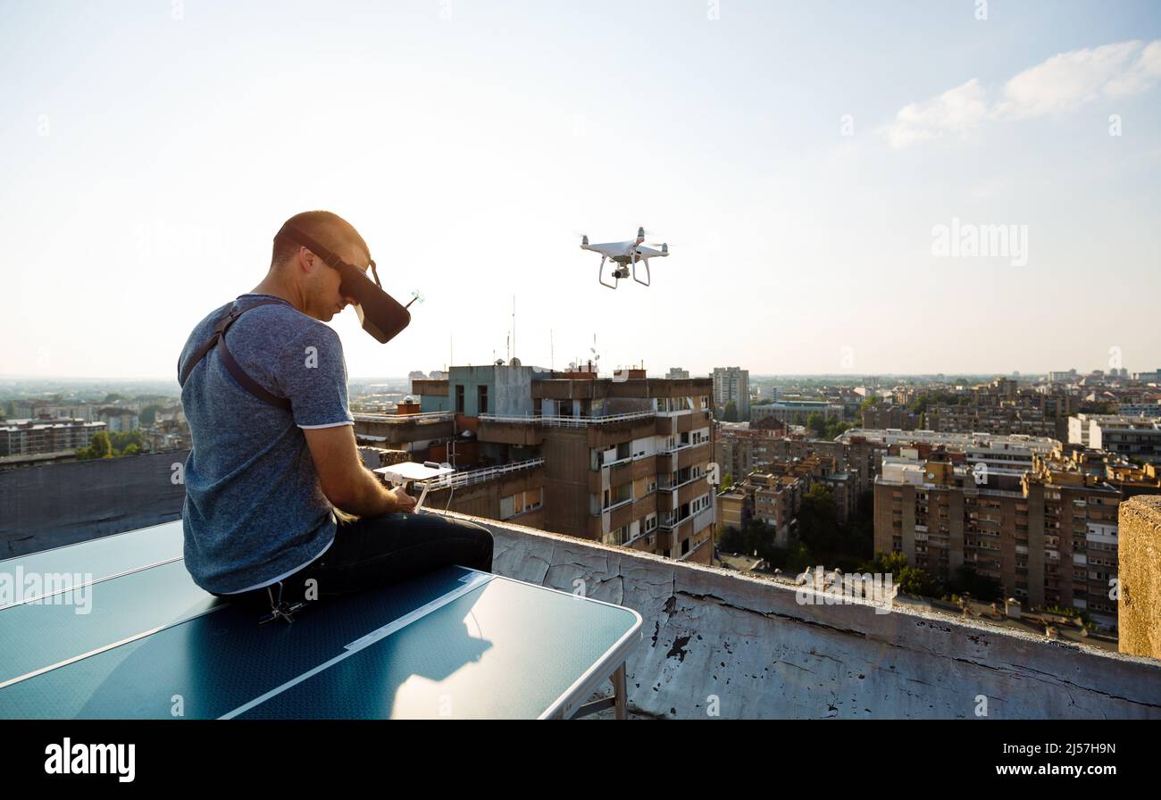 Giovane tecnico uomo volante UAV drone con telecomando in città Foto stock  - Alamy