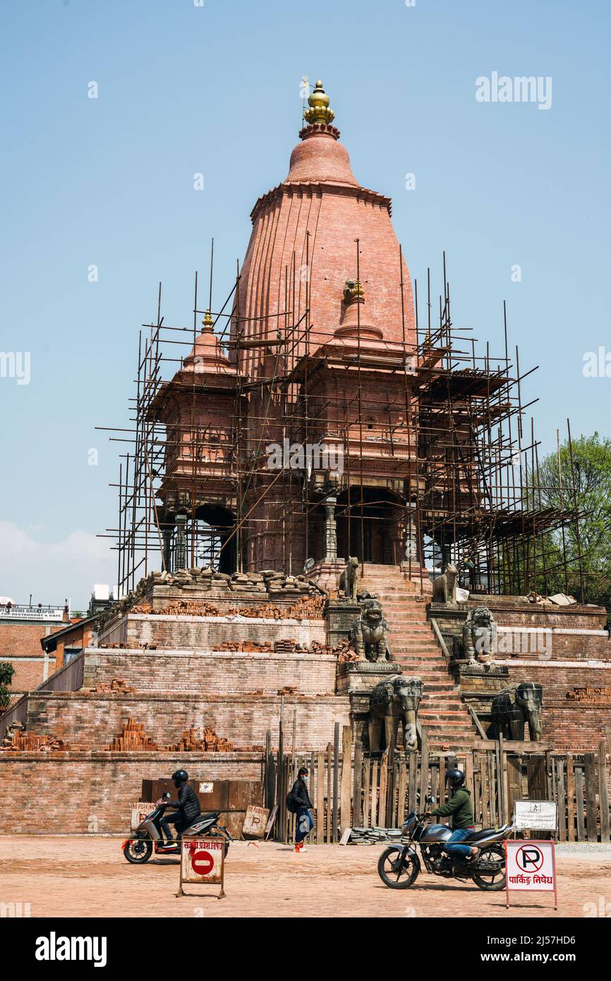 Templi nel distretto del tempio di Piazza Durbar che sono stati distrutti dal terremoto il 25 aprile 2015 sono in fase di restauro, Kathmandu, Nepal --- Durch das Erdbeben am 25.4.2015 zerstörte Tempel im Tempelbezirk Durbar Square werden reatauriert, Kathmandu, Nepal Foto Stock