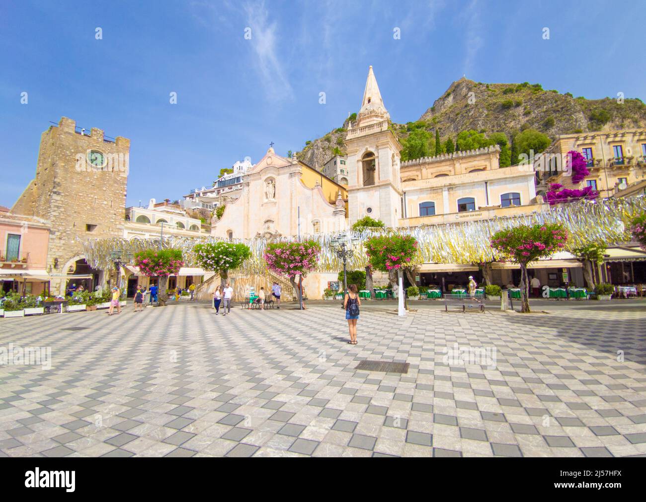 Taormina (Sicilia, Italia) - una vista del centro storico della città turistica in provincia di Messina, isola della Sicilia durante l'estate, famosa per il teatro antico Foto Stock