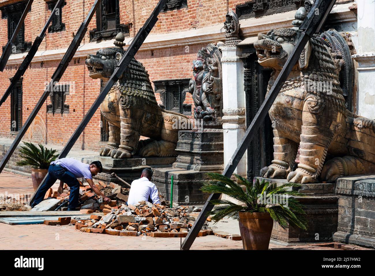 Templi nel distretto del tempio di Piazza Durbar che sono stati distrutti dal terremoto il 25 aprile 2015 sono in fase di restauro, Kathmandu, Nepal --- Durch das Erdbeben am 25.4.2015 zerstörte Tempel im Tempelbezirk Durbar Square werden reatauriert, Kathmandu, Nepal Foto Stock