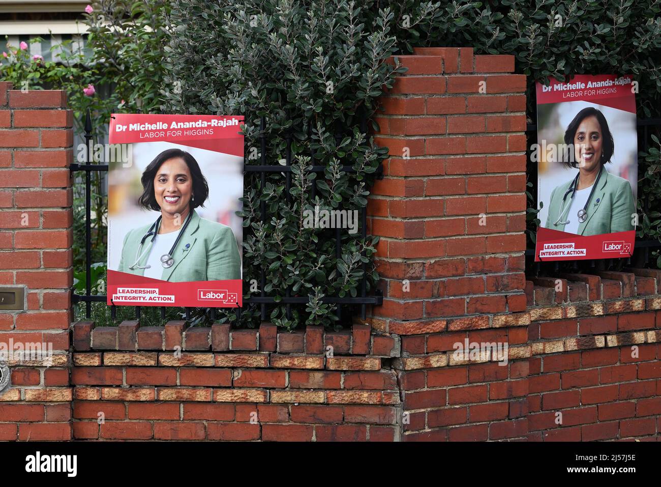 Firma della campagna per la dott.ssa Michelle Ananda-Rajah, candidato del partito laburista per l'elettorato federale di Higgins, sul recinto di una casa suburbana Foto Stock