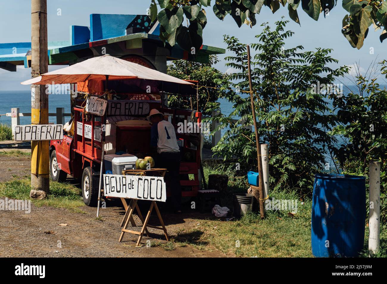 Vista di un negozio di bancarelle che vende bevande vicino alla spiaggia. Foto Stock