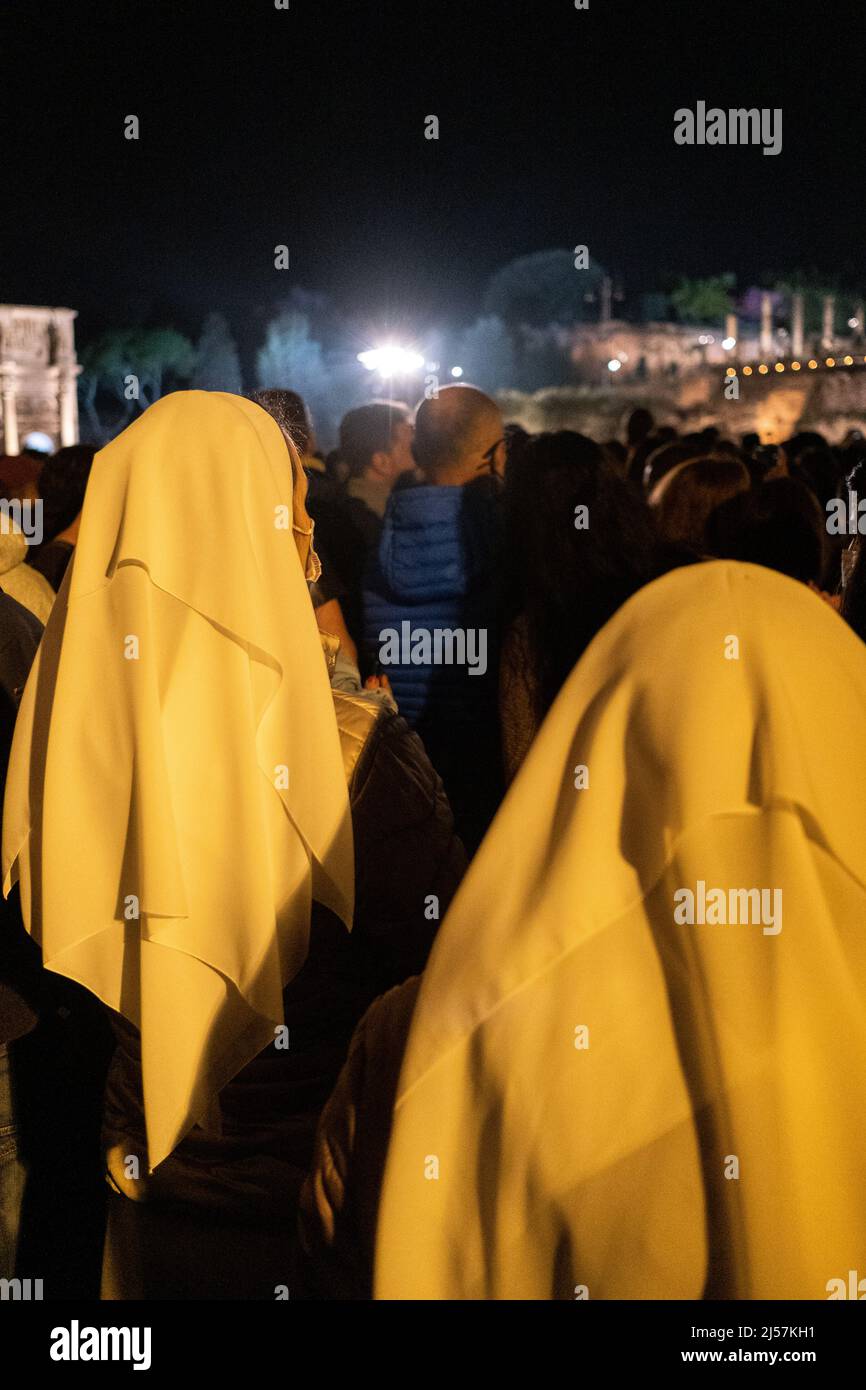 Italy, Rome on 2022-04-15. Cerimonia di Pasqua e fiaccolata ai piedi della collina alla presenza di Papa Francesco. Fotografia di Martin Ber Foto Stock