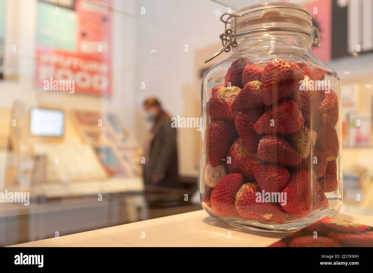 21 aprile 2022, bassa Sassonia, Osnabrück: Fragole secche sono esposte nella mostra 'Food. Cibo per il mondo di domani". La mostra fornisce approfondimenti sulla produzione alimentare e la ricerca nella regione di Osnabrück. La mostra sarà in mostra dal 24 aprile al 13 novembre 2022. Foto: Friso Gentsch/dpa Foto Stock