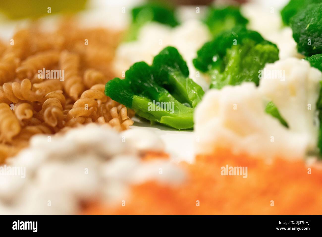 21 aprile 2022, bassa Sassonia, Osnabrück: Frutta, ortaggi, legumi e grani interi giacciono su un piatto della mostra 'cibo. Cibo per il mondo di domani". Come il menù del giorno di domani, questo è presentato in mostra. La mostra fornisce approfondimenti sulla produzione alimentare e la ricerca nella regione di Osnabrück. La mostra sarà in mostra dal 24 aprile al 13 novembre 2022. Foto: Friso Gentsch/dpa Foto Stock