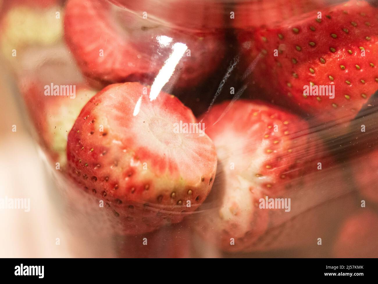 21 aprile 2022, bassa Sassonia, Osnabrück: Fragole secche sono esposte nella mostra 'Food. Cibo per il mondo di domani". La mostra fornisce approfondimenti sulla produzione alimentare e la ricerca nella regione di Osnabrück. La mostra sarà in mostra dal 24 aprile al 13 novembre 2022. Foto: Friso Gentsch/dpa Foto Stock