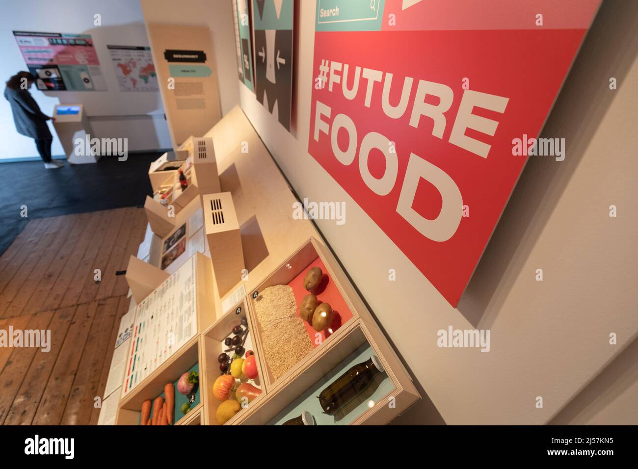 21 aprile 2022, bassa Sassonia, Osnabrück: Vari prodotti alimentari sono esposti nella mostra 'Food. Cibo per il mondo di domani". La mostra fornisce approfondimenti sulla produzione alimentare e la ricerca nella regione di Osnabrück. La mostra sarà in mostra dal 24 aprile al 13 novembre 2022. Foto: Friso Gentsch/dpa Foto Stock