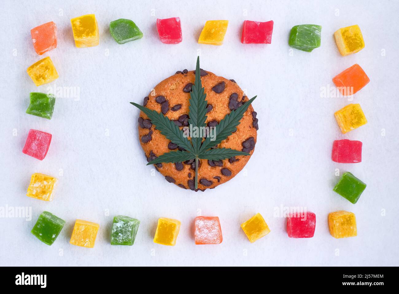 Dolci con olio CBD. Cucina americana con estratto di cannabis. Foglie di marijuana su sfondo bianco. Vista dall'alto, piatto. Foto Stock