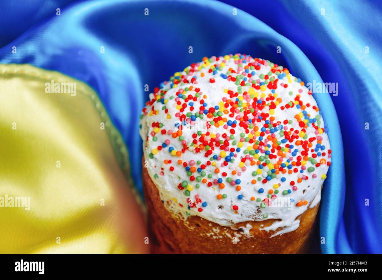 Deliziosa torta di Pasqua con condimento e glassa dolce multicolore nella bandiera gialla e blu dell'Ucraina. Foto Stock