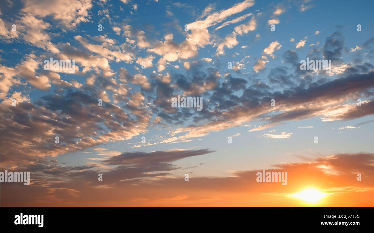 Tramonto di arancio ardente. Bellissimo cielo. Foto Stock