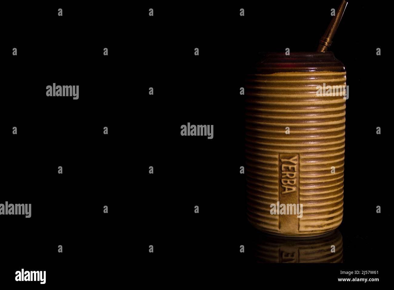 bombilla - tazza da bere yerba su sfondo nero, spazio vuoto per la copia Foto Stock