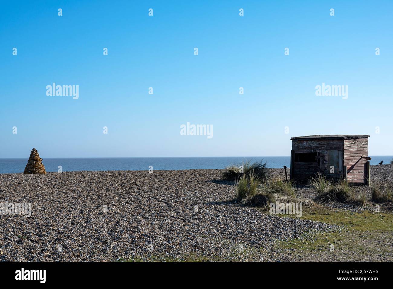 North Sea Sentinel è un tradizionale cairn creato da Henry Fletcher utilizzando pietra di aragia corallina di origine locale che è stato esposto da erosione costiera. Foto Stock