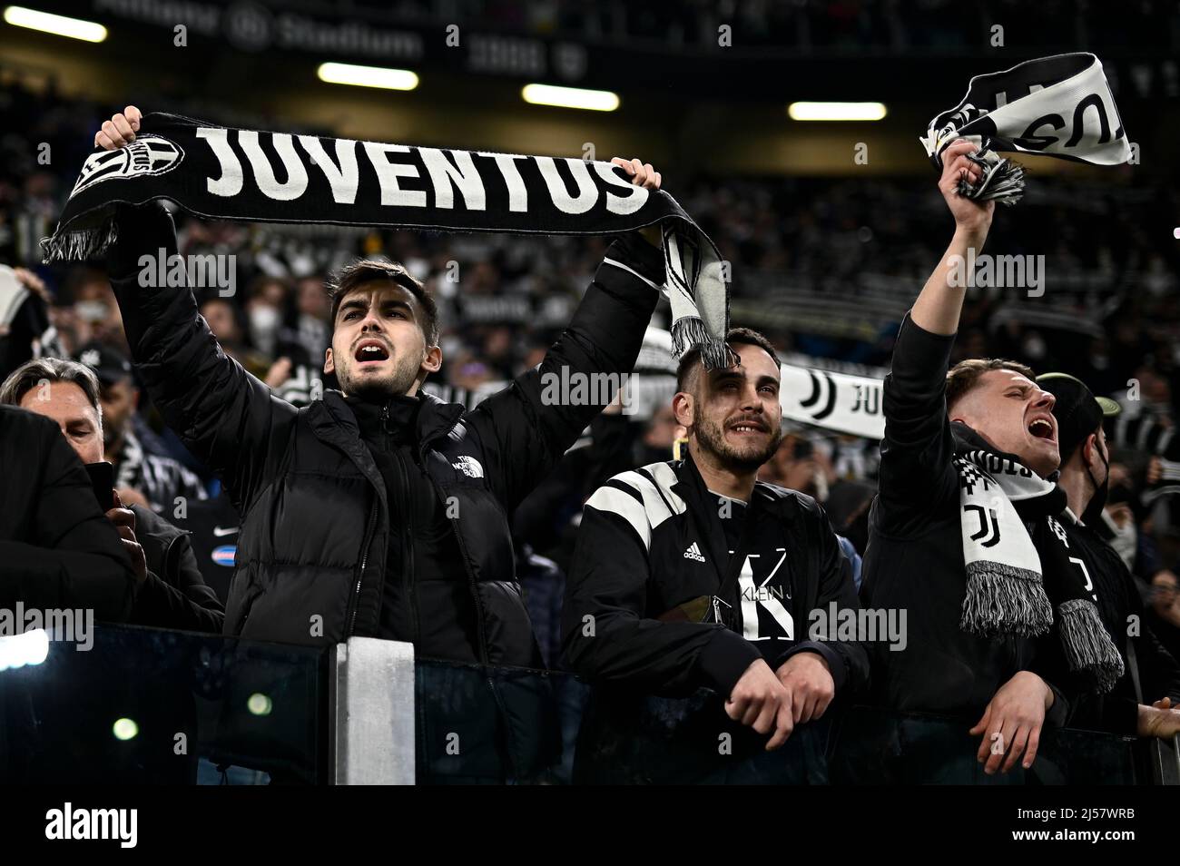 Torino, Italia. 20 aprile 2022. Gli appassionati della Juventus FC mostrano il loro sostegno prima della semifinale della Coppa Italia, partita di calcio seconda gamba tra Juventus FC e ACF Fiorentina. Credit: Nicolò campo/Alamy Live News Foto Stock