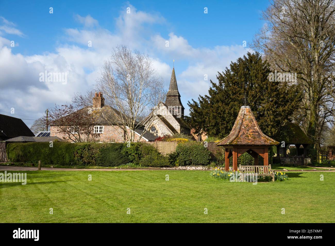 Chiesa di tutti i Santi e il villaggio verde, Hannington, Hampshire, Inghilterra, Regno Unito, Europa Foto Stock