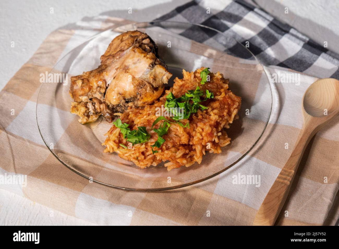 Cibo nigeriano: Jollof riso con pollo fritto in primo piano su un piatto. Foto Stock