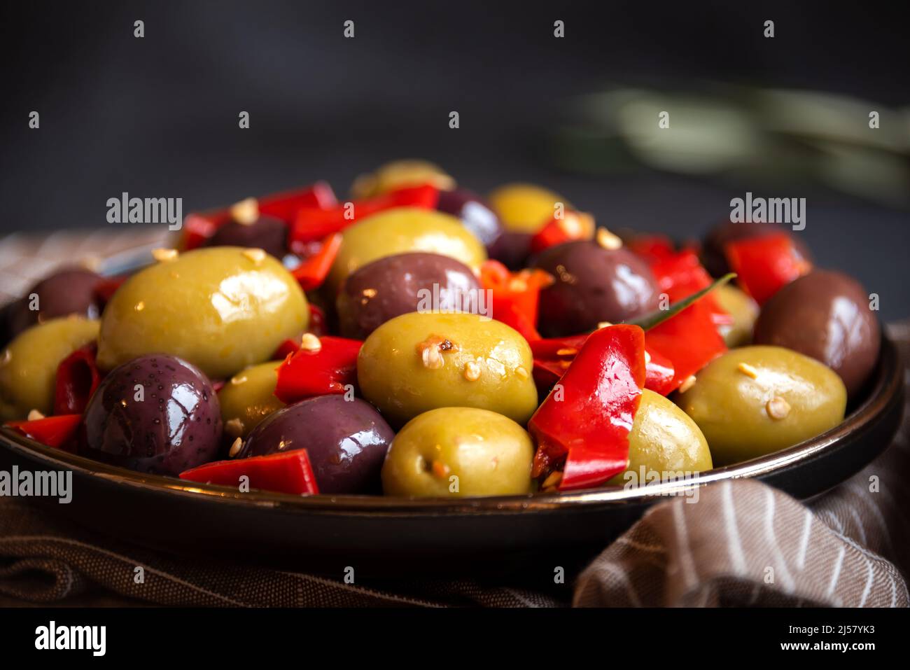 Deliziose olive verdi e rosse con peperoncino rosso e foglie di olivo,  antipasto piccante Foto stock - Alamy