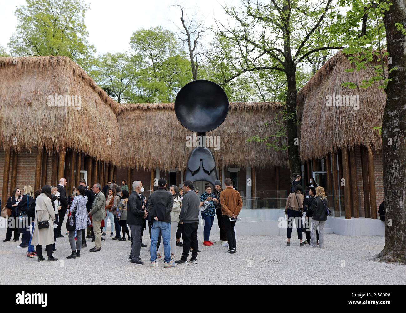 Italia, Venezia, 19 aprile 2022 : 59th Biennale d'Arte a Venezia. I visitatori visualizzano 'satellite', parte della mostra di Venezia dell'artista statunitense Simone Leigh Foto Stock