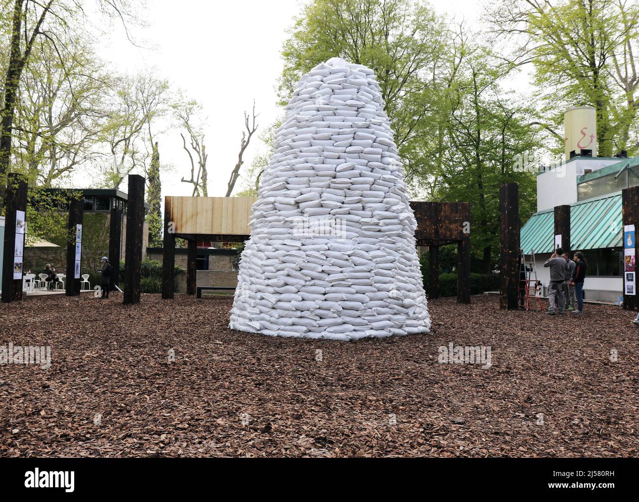 Italia, Venezia, 19 aprile 2022 : 59th Biennale d'Arte a Venezia. Un sacco di sacchi di sabbia, circondati da poster realizzati durante la guerra da vari ucraini Foto Stock