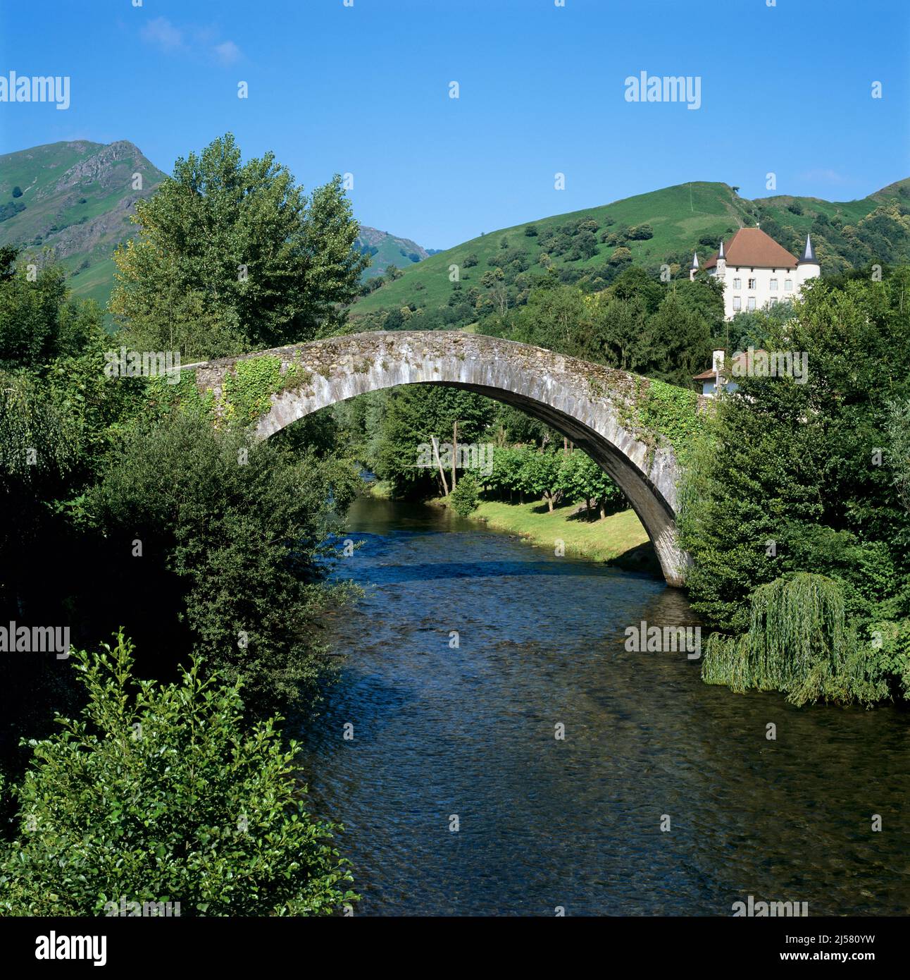 Il ponte romano, Saint Etienne de Baigorry, Nouvelle Aquitaine, Paesi Baschi, Francia, Europa Foto Stock