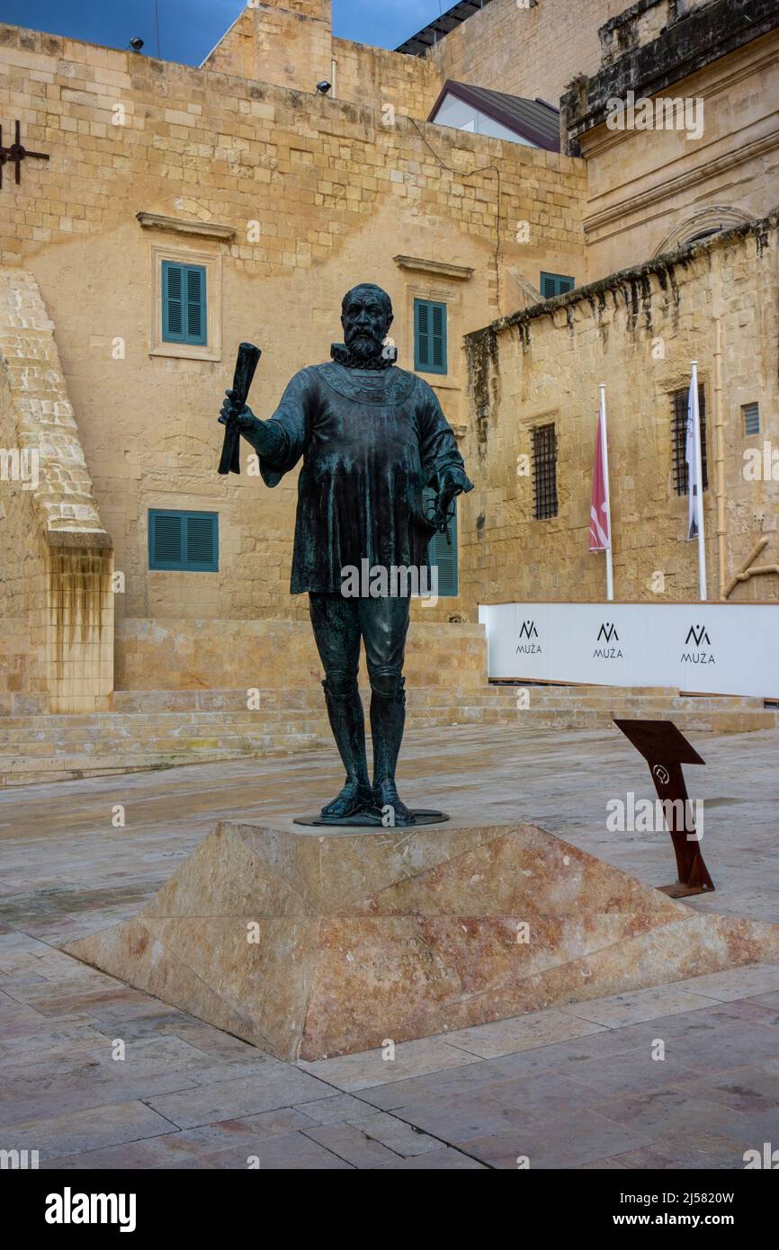 Statua di Jean de la Valletta, Gran Maestro dell'Ordine di San Giovanni. La pietra di fondazione della Valletta fu posata dal nonno la Vallette nel 1566. Lui Foto Stock