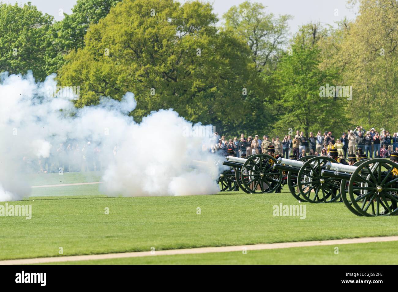 Londra, Regno Unito. 21st Apr 2022. The King's Troop Royal Horse Artillery spara un 41 Gun Royal Salute in occasione del compleanno della Regina 96th ad Hyde Park London UK Gun Firing Credit: Ian Davidson/Alamy Live News Foto Stock